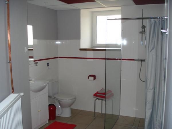 Salle de bain chambre rouge 1